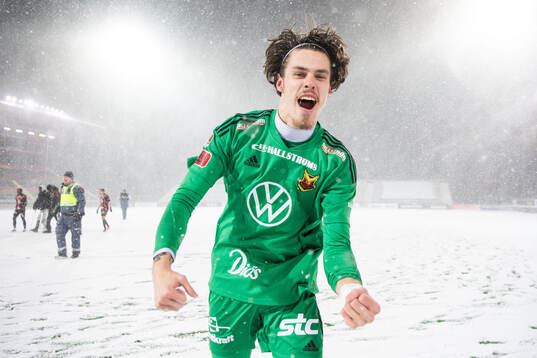 Östersunds målvakt Adam Benediktsson jublar