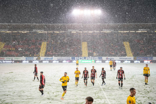 Matchen avbryts tillfälligt för snöskottning