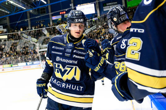 HV71s Henrik Borgström jublar