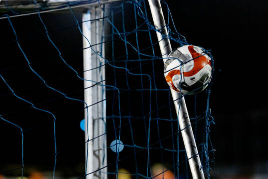 En boll i ett fotbollsmål