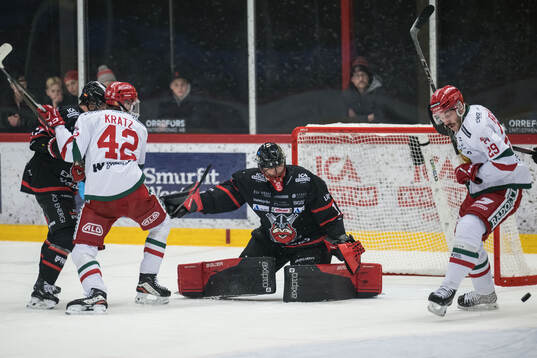 Moras Kalle Kratz och Nybros målvakt Tex Williamsson och