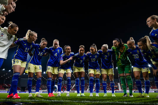 Emma Kullberg, Stina Blackstenius, Filippa Angeldahl, Hanna Lundkvist, Kosovare Asllani, Madelen Janogy, Johanna Rytting Kaneryd, Jonna Andersson, goalkeeper Zecira Musovic, Hanna Bennison, Nathalie Björn and Magdalena Eriksson of Sweden gather ahead of the UEFA Women's Euro Qualifier second round play-off football match between Serbia and Sweden on November 28, 2024 in Leskovac. 