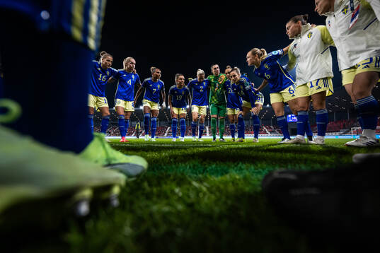 Filippa Angeldahl, Hanna Lundkvist, Jonna Andersson, Madelen Janogy, Johanna Rytting Kaneryd, goalkeeper Zecira Musovic, Hanna Bennison, Nathalie Björn, Magdalena Eriksson, Hanna Wijk and Anna Anvegård of Sweden gather ahead of the UEFA Women's Euro Qualifier second round play-off football match between Serbia and Sweden on November 28, 2024 in Leskovac. 