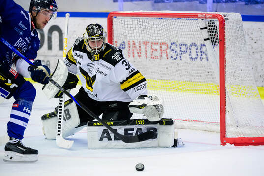 Karlskogas Jonatan Harju och Västerås målvakt Jörgen