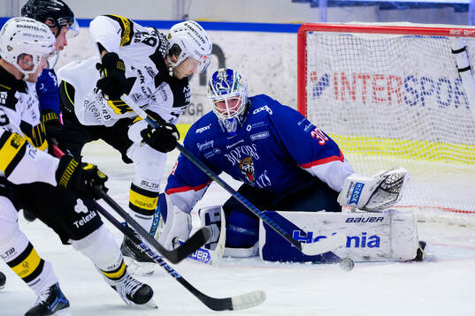 Västerås Eric Engstrand och Karlskogas målvakt Samuel