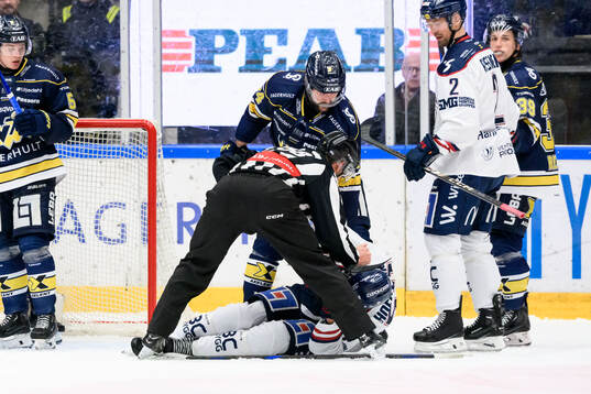 HV71s Sean Day och Linköpings Adam Hofbauer