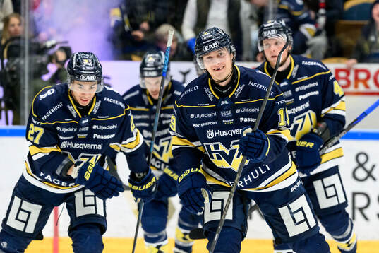 HV71s Henrik Borgström jublar
