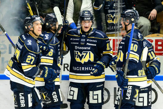 HV71s Henrik Borgström jublar