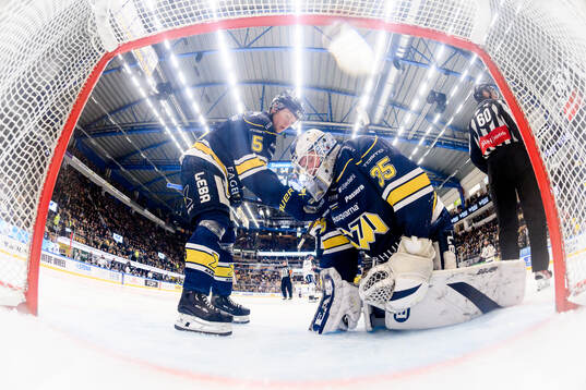 HV71s Victor Sjöholm och målvakt Olof Glifford