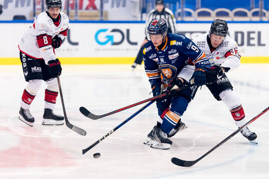 Växjös Victor Stjernborg och Malmö Redhawks Lassi Thomson
