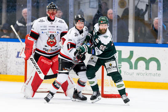 Nybros målvakt Tex Williamsson och Julius Bergman mot