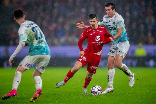 Sander Kartum of Brann and Joe Bell of Viking