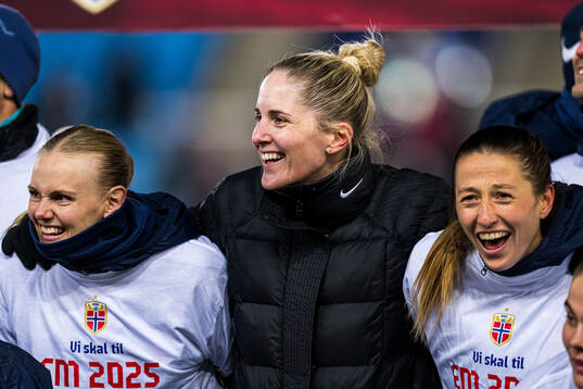Karina Sævik, Gemma Grainger, head coach of Norway, and
