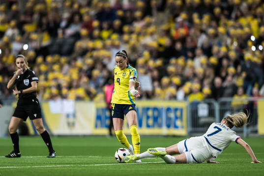 Kosovare Asllani of Sweden and Milica Mijatovic of Serbia