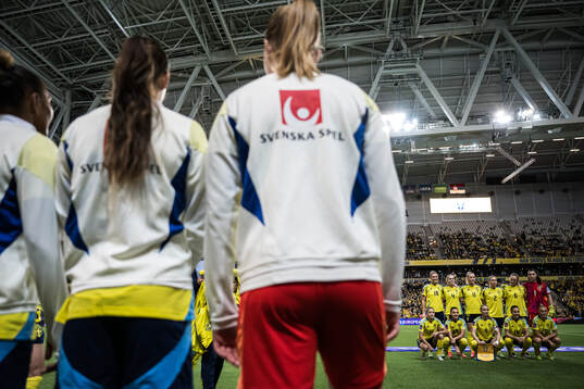  Fridolina Rolfö, Hanna Lundkvist, Stina Blackstenius, Jonna Andersson, Magdalena Eriksson and goalkeeper Zecira Musovic. Bottom left: Filippa Angeldahl, Johanna Rytting Kaneryd, Kosovare Asllani, Nathalie Björn and Hanna Bennison of Sweden. 
