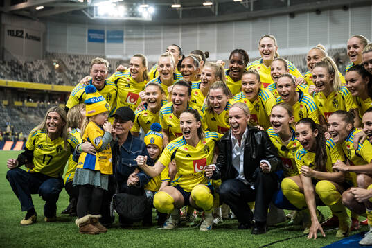 Players of Sweden and Caroline Seger