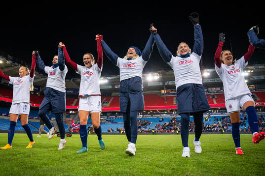 Karina Sævik, Marthine Østenstad, Ada Hegerberg, Guro Bergsvand and Vilde Bøe Risa of Norway celebrate