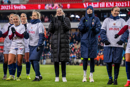 Head coach Gemma Grainger, Caroline Graham Hansen and