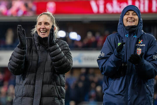 Head coach Gemma Grainger and Caroline Graham Hansen of Norway celebrate