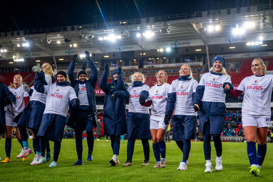 Emilie Marie Joramo, Mathilde Harviken, Caroline Graham Hansen, Justine Kielland, Marit Bratberg Lund, Guro Bergsvand, Ada Hegerberg and players of Norway celebrate