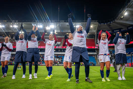 Goalkeeper Aurora Mikalsen and players of Norway celebrate