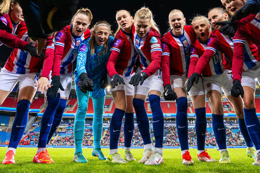 Bla gjennom flere bilder av Norge kvinner