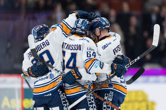 Växjös Eric Martinsson jublar med lagkamrater