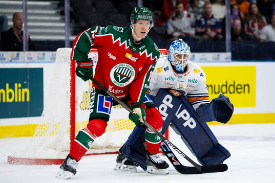 Frölundas Gustav Rydahl och Växjös målvakt Emil Larmi