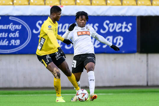 Elfsborgs Terry Yegbe och Häckens Jeremy Agbonifo