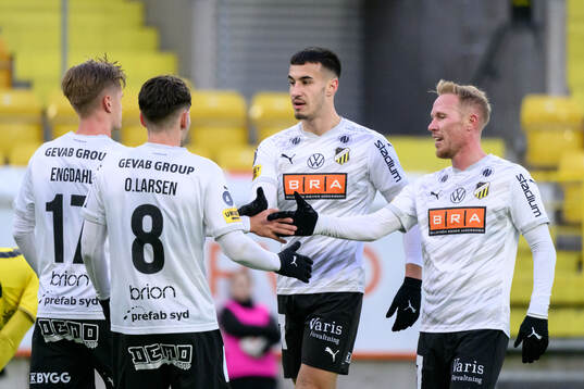 Häckens Ben Engdahl, Lars Olden Larsen, Srdjan Hrstic och Mikkel Rygaard Jensen jublar efter 1-1