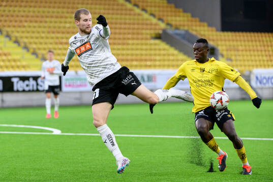 Häckens Simon Gustafson och Elfsborgs Timothy Noor Ouma