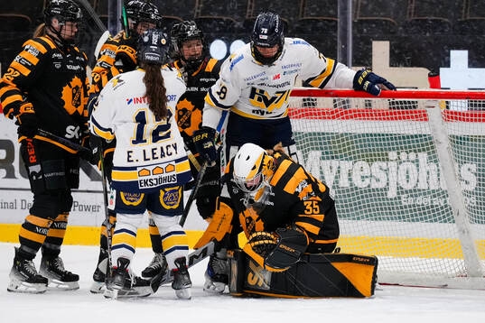HV71s Elin Svensson och Skellefteås målvakt Camryn Drever