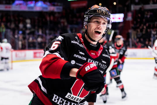 Örebros Filip Berglund jublar vid 1-2