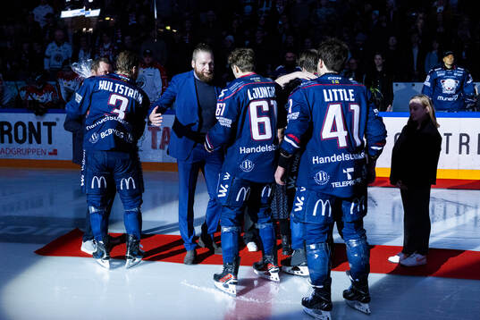 Jonas Junland hyllas