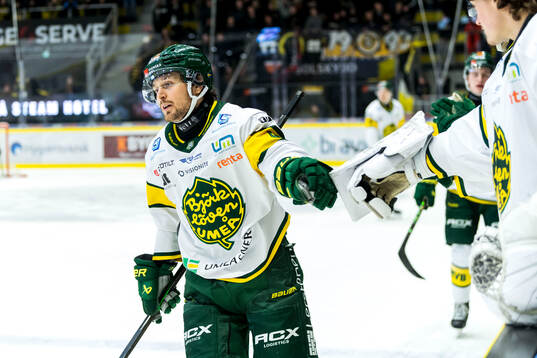 Björklövens Fredrik Forsberg jublar