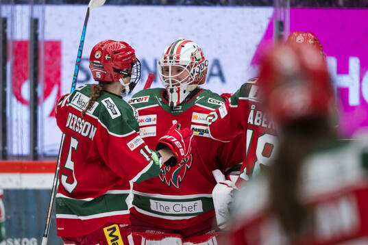 Modos målvakt Lovisa Persson och Sanna Halsius