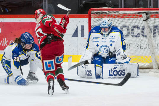 Modos Wilma Sundin och Leksands målvakt Ellen Jonsson och