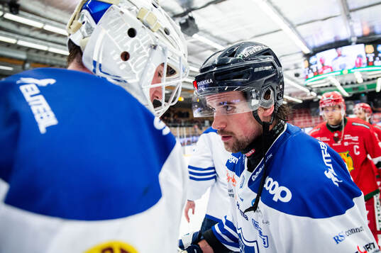 Karlskogas målvakt Samuel Jonsson och Theodor Pistek jublar