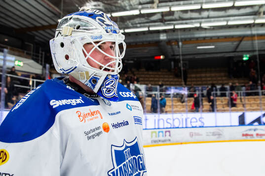 Karlskogas målvakt Samuel Jonsson jublar