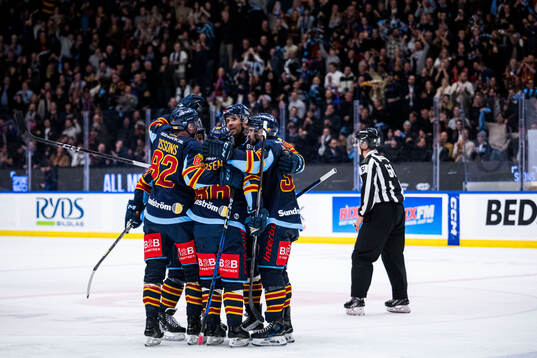 Djurgårdens Linus Klasen jublar med lagkamrater