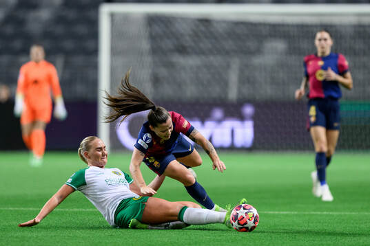 Cathinka Tandberg of Hammarby and Claudia Pina of Barcelona