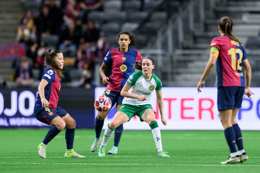 Claudia Pina of Barcelona and Smilla Vallotto of Hammarby