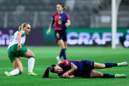 Cathinka Tandberg of Hammarby and Claudia Pina of Barcelona