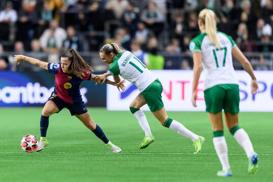 Claudia Pina of Barcelona and Ellen Wangerheim of Hammarby