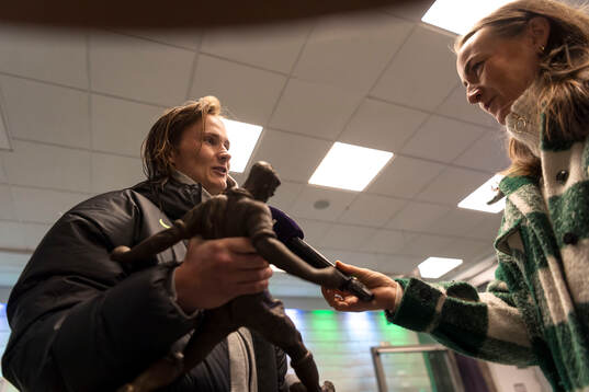 Caroline Graham Hansen of Barcelona receives ”Kniksenprisen” for best football player of Norway in the mixed zone