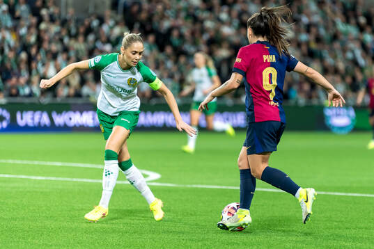 Alice Carlsson of Hammarby and Claudia Pina of Barcelona