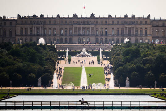 This picture is part of Bildbyrån’s selection of best sports photos from 2024. Originally published 240728 An athlete rides past the Chateau de Versailles