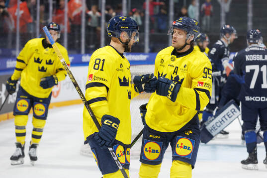 Theodor Lennström and Jacob de la Rose of Sweden celebrate