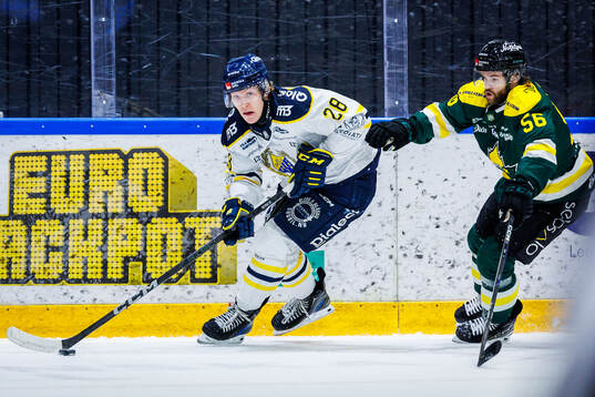 Södertäljes Adam Hesselvall och Östersunds Anton Öhman