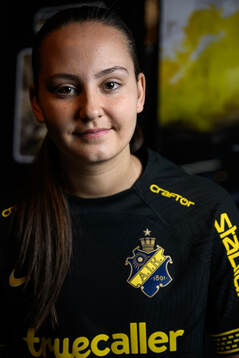 Janelle Yilmaz poserar för ett porträtt i samband med att hon presenteras som nyförvärv